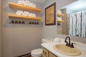 Condo, 1 Bedroom | Bathroom | Towels
