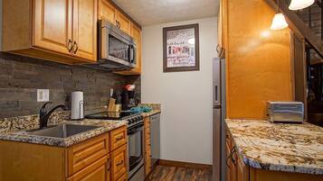 Condo, 1 phòng ngủ | Bếp riêng