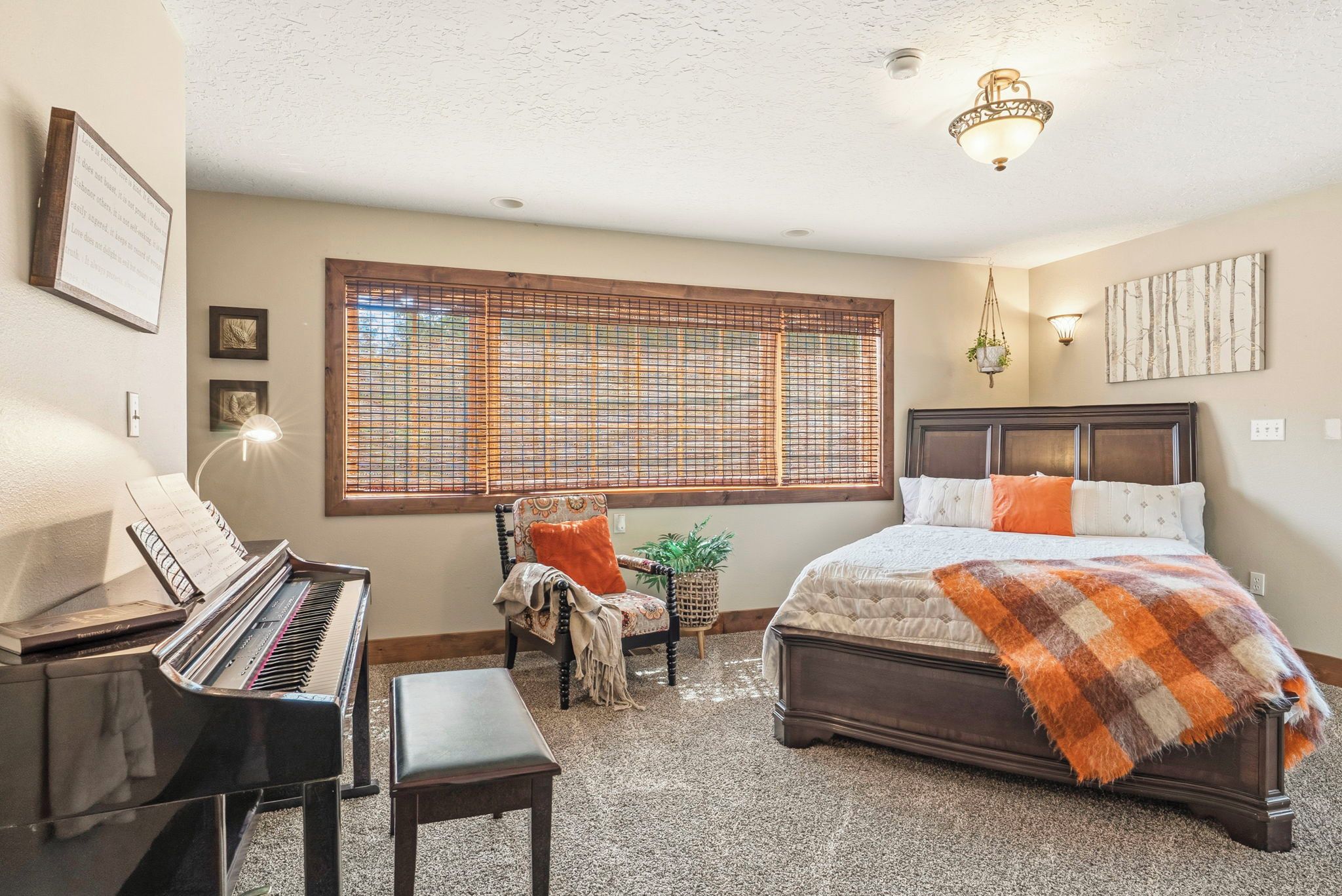 4 bedrooms, desk, iron/ironing board, WiFi (free)