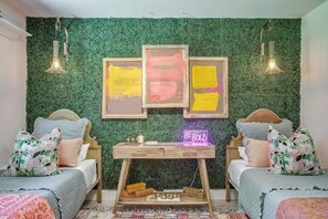 3 Schlafzimmer, Schreibtisch, Bügeleisen/Bügelbrett, Reisekinderbett