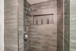 Combined shower/tub, bidet, towels
