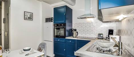 Fridge, oven, stovetop, coffee/tea maker