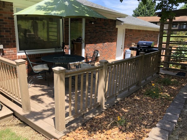 Outdoor dining - Vacation rental in quiet neighborhood 6 miles to Lake Cumberland! (Monticello)