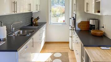 Kylskåp, spishäll, diskmaskin och kaffe- och tebryggare