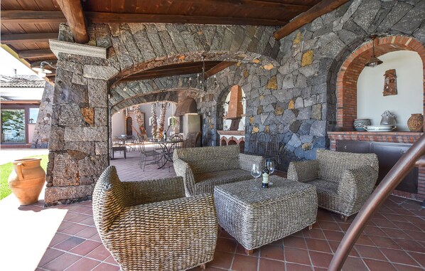 Outdoor dining - Cozy home in Zafferana Etnea with WiFi (Zafferana Etnea)