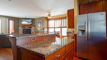House, 4 Bedrooms | Private kitchen