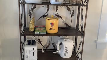 Kühlschrank, Mikrowelle, Herdplatte, Wasserkocher mit Kaffee-/Teezubehör