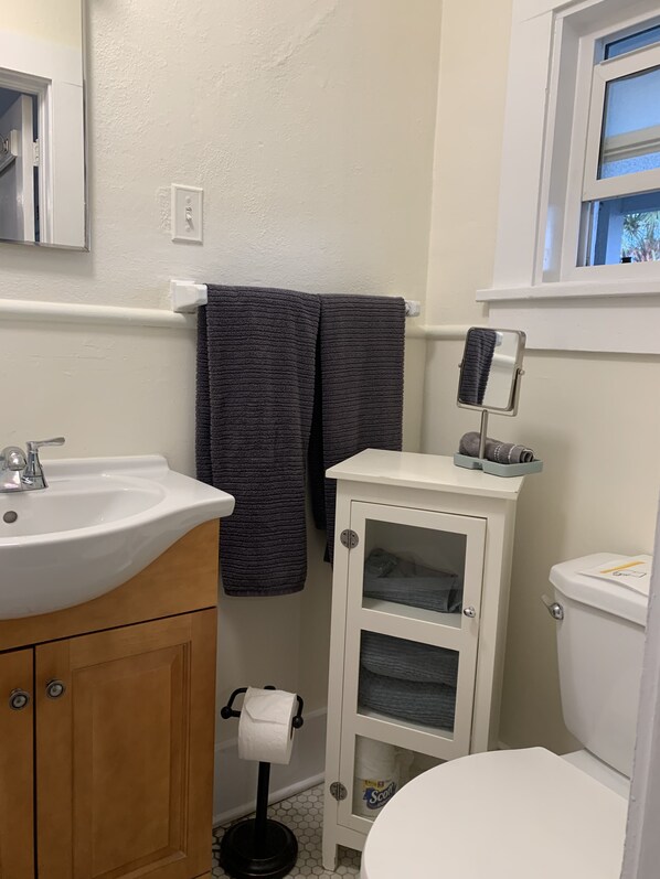 Dusche, Haartrockner, Handtücher, Seife