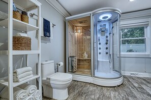 Badewanne, Whirlpool, Haartrockner, Handtücher