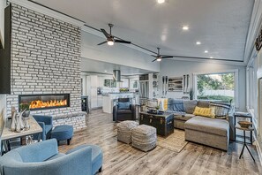 Smart TV, fireplace, books - Lake Escape w/ Private Dock & Spa-like amenities (Iron Mountain)