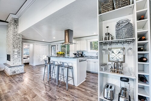 Lake Escape w/ Private Dock & Spa-like amenities