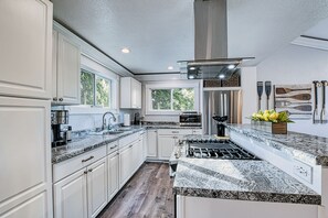 Kjøleskap, mikrobølgeovn, ovn og kokeplater