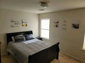 3 bedrooms, desk, iron/ironing board, free WiFi