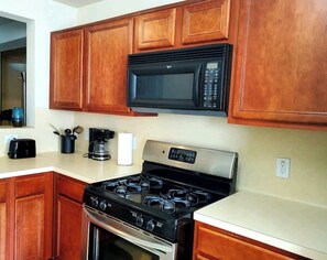 Refrigerador, microondas, horno y parrilla de estufa 