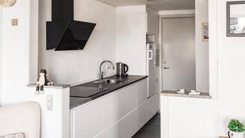 Réfrigérateur, plaque de cuisson, lave-vaisselle, cafetière/bouilloire