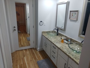 Shower, towels, soap, toilet paper - SEASCAPE CONDOS BEACH GETAWAY 201 (South Padre Island)