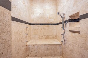Dusche, Haartrockner, Bidet, Handtücher