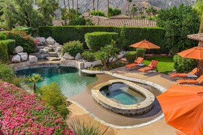 Utomhuspool, uppvärmd pool och solstolar