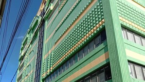 A green building with multiple windows and a sign for the Meaco Royal Hotel. - Meaco Royal Hotel- Lucena (Lucena)