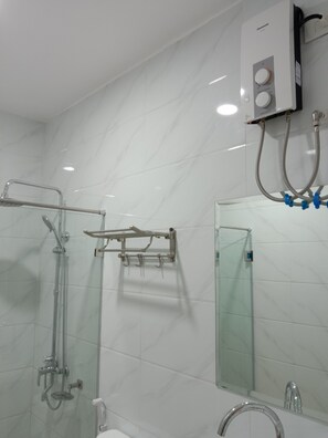 Shower, rainfall showerhead, bidet, towels - Meaco Royal Hotel- Lucena (Lucena)