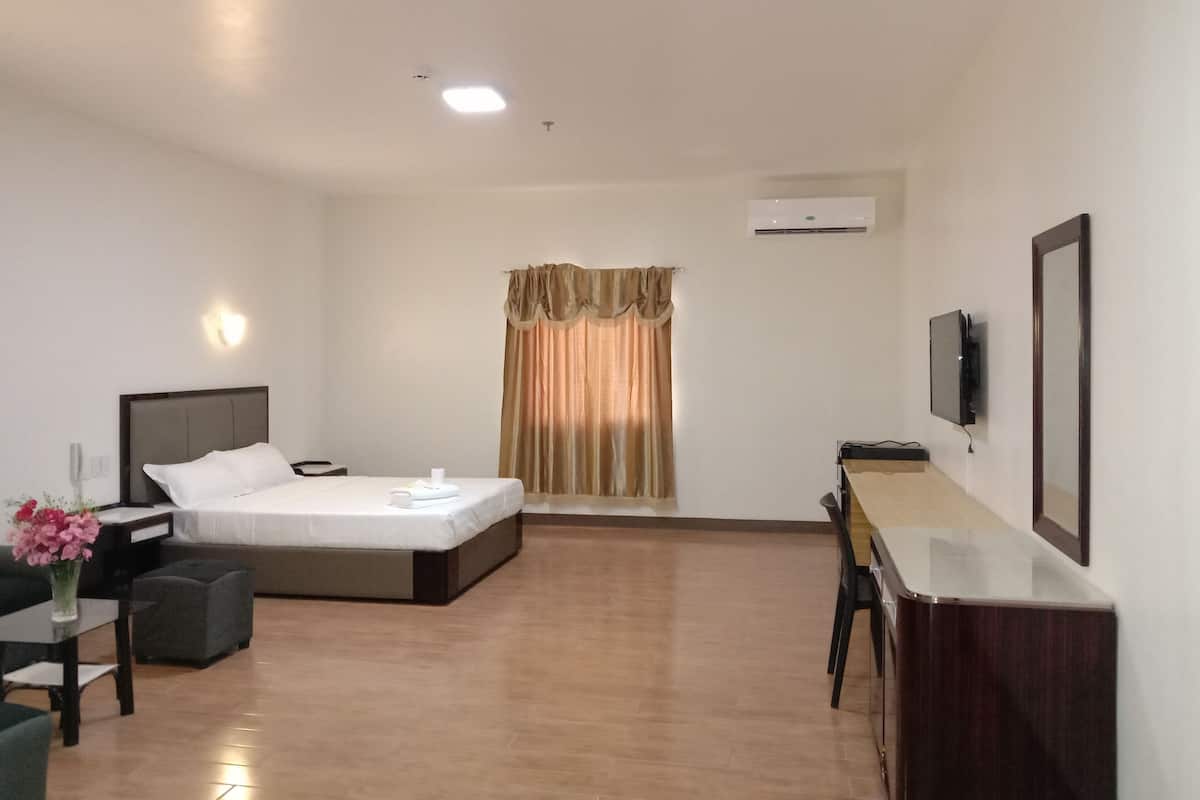 Presidential Room | Desk, laptop workspace, free WiFi, bed sheets