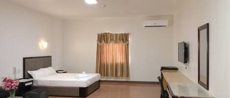 Presidential Room | Desk, laptop workspace, free WiFi, bed sheets