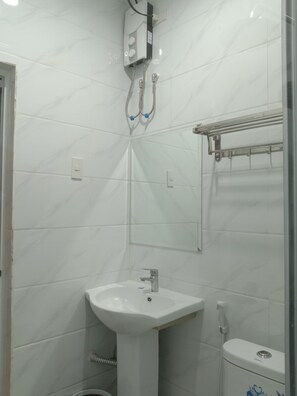 Habitació amb dos llits individuals Deluxe | Bany | Dutxa, capçal de dutxa tipus cascada, bidet i tovalloles