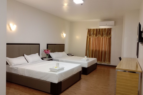 Family Room | Desk, laptop workspace, WiFi (free), bed sheets