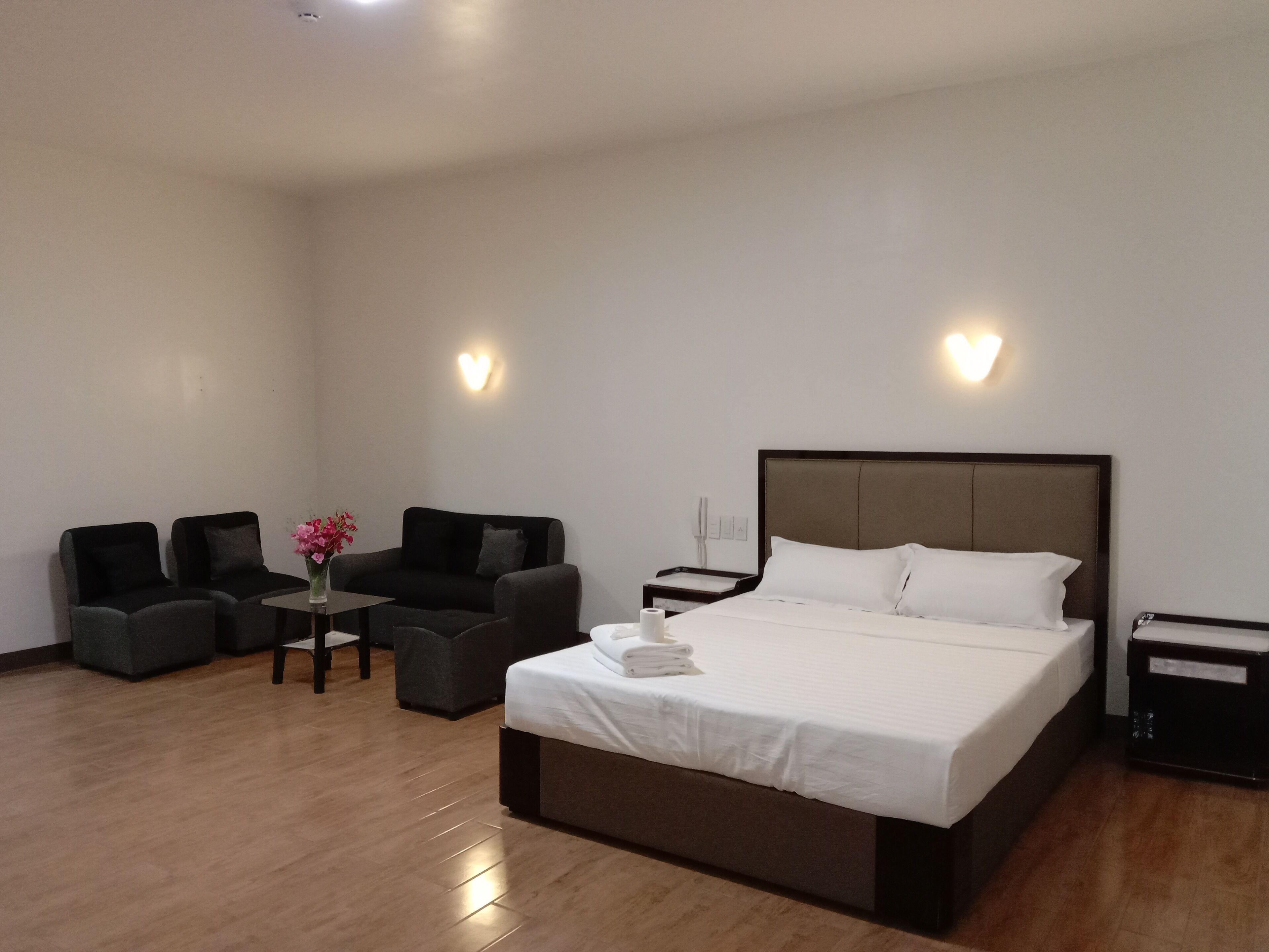 プレジデンシャル ルーム | デスク、ノートパソコン用作業スペース、WiFi (無料)、ベッドシーツ