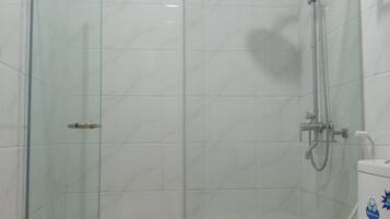 Ducha, cabezal de ducha tipo lluvia, bidé y toallas