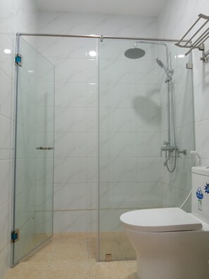 Shower, rainfall showerhead, bidet, towels - Meaco Royal Hotel- Lucena (Lucena)