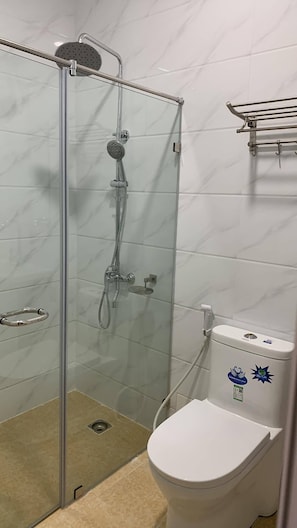Shower, rainfall showerhead, bidet, towels - Meaco Royal Hotel- Lucena (Lucena)