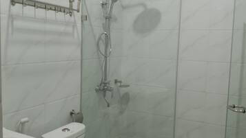 Deluxe Twin Room | Bathroom | Shower, rainfall showerhead, bidet, towels