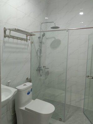 Deluxe Twin Room | Bathroom | Shower, rainfall showerhead, bidet, towels - Meaco Royal Hotel- Lucena (Lucena)
