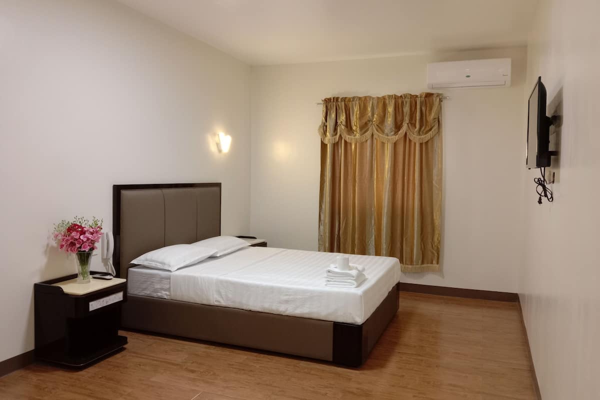 Deluxe Room, 1 Queen Bed | Desk, laptop workspace, free WiFi, bed sheets