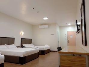 Family Triple Room | Desk, laptop workspace, free WiFi, bed sheets - Meaco Royal Hotel- Lucena (Lucena)