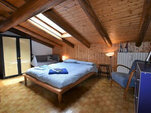 2 bedrooms, travel cot, free WiFi