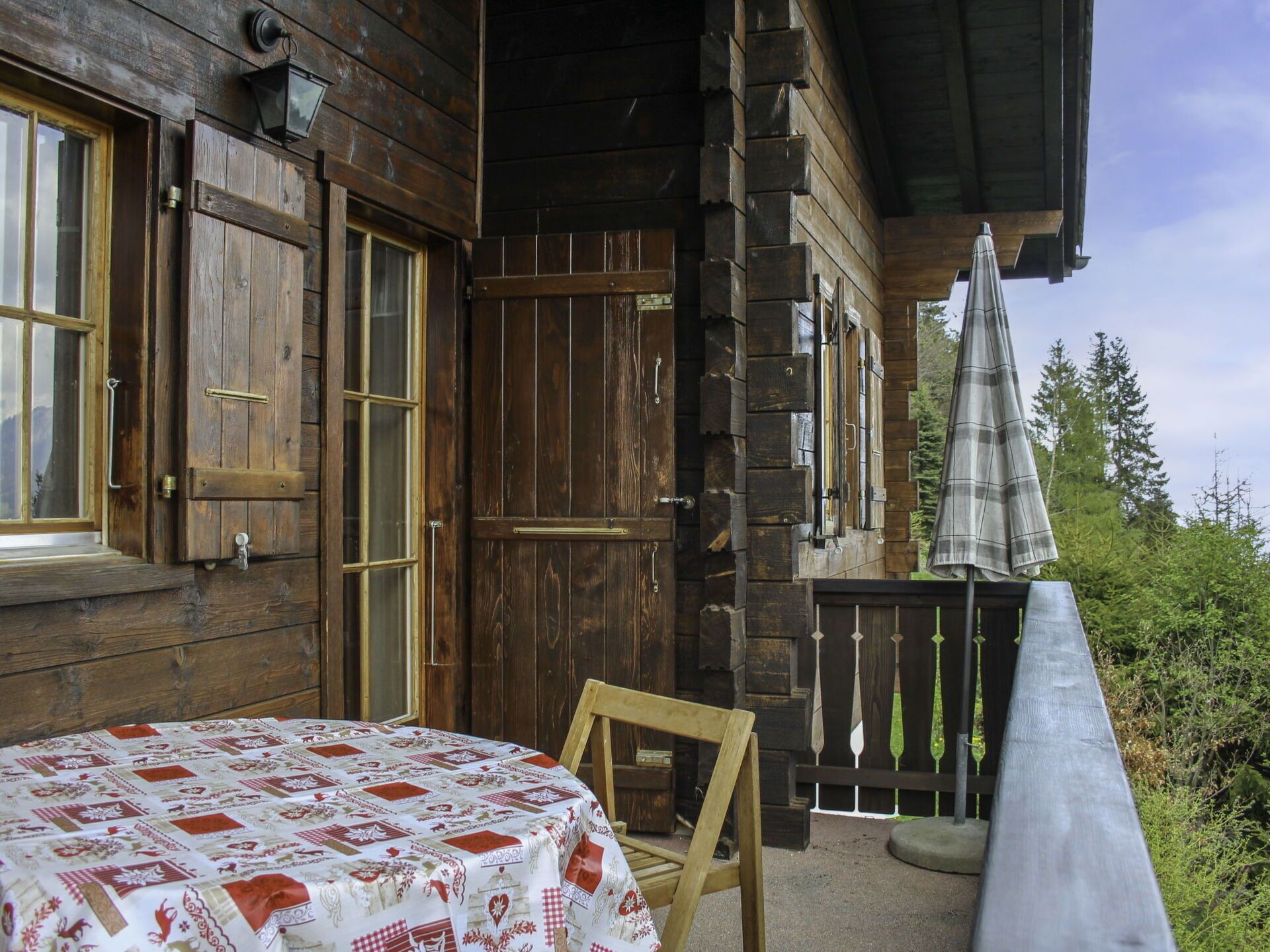 Eigentum, Pflanze, Fenster, Tabelle, Holz, Gebäude, Stuhl, Interior Design, Tischdecke, Grundeigentum