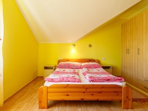 5 bedrooms, travel cot, free WiFi, bed sheets