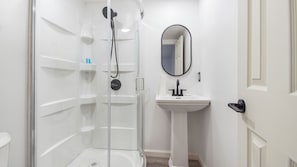 Duschwanne, Handtücher, Toilettenpapier