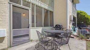 Outdoor dining - Short walk to the White Sandy Beaches of the Gulf Coast (Panama City Beach)