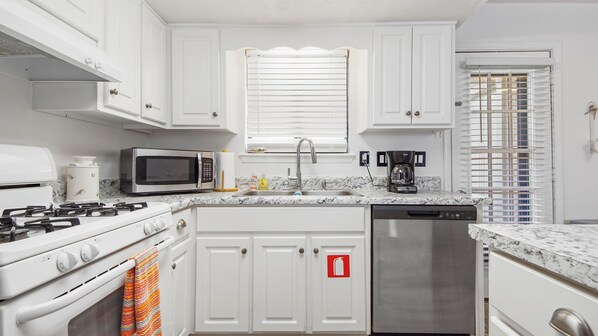 Fridge, microwave, oven, stovetop - Short walk to the White Sandy Beaches of the Gulf Coast (Panama City Beach)