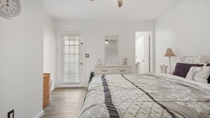 2 bedrooms, iron/ironing board, free WiFi, bed sheets - Short walk to the White Sandy Beaches of the Gulf Coast (Panama City Beach)