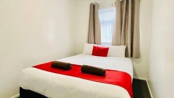 Een strijkplank/strijkijzer, gratis wifi, beddengoed