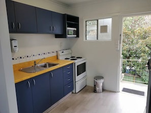 Frigorífico pequeño, microondas, placa de cocina y tostadora