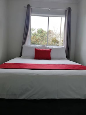 Tabla de planchar con plancha, wifi gratis y ropa de cama 