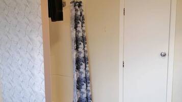 Standaard kamer, 2 slaapkamers | Badkamer | Een haardroger, handdoeken