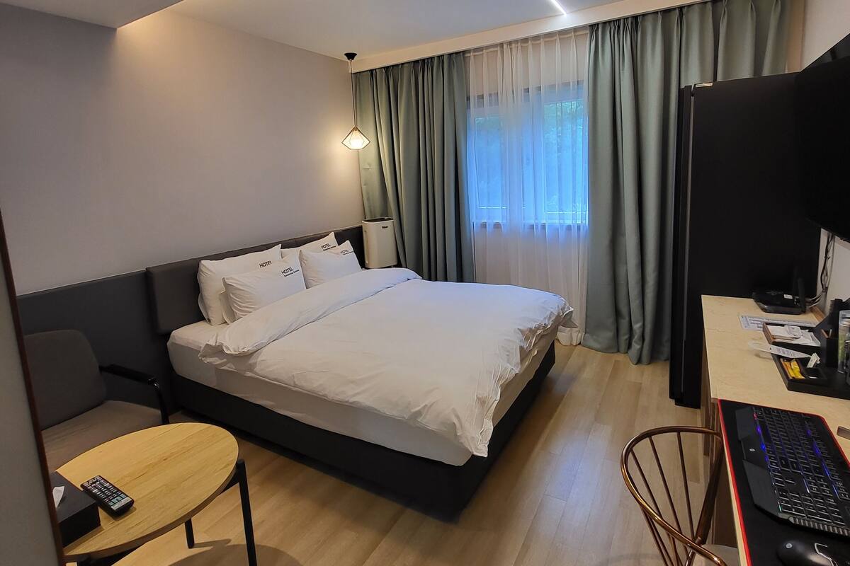 Deluxe Double Room | Blackout drapes, soundproofing, iron/ironing board, WiFi (free)