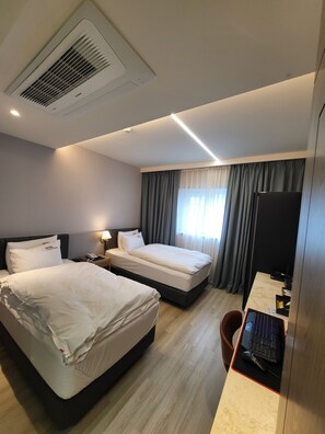 Deluxe Twin Room | Blackout drapes, soundproofing, iron/ironing board, free WiFi - convention business hotel (Daegu)