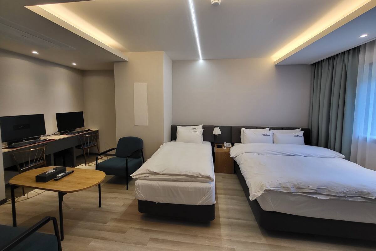 Grand Double Room | Blackout drapes, soundproofing, iron/ironing board, WiFi (free)
